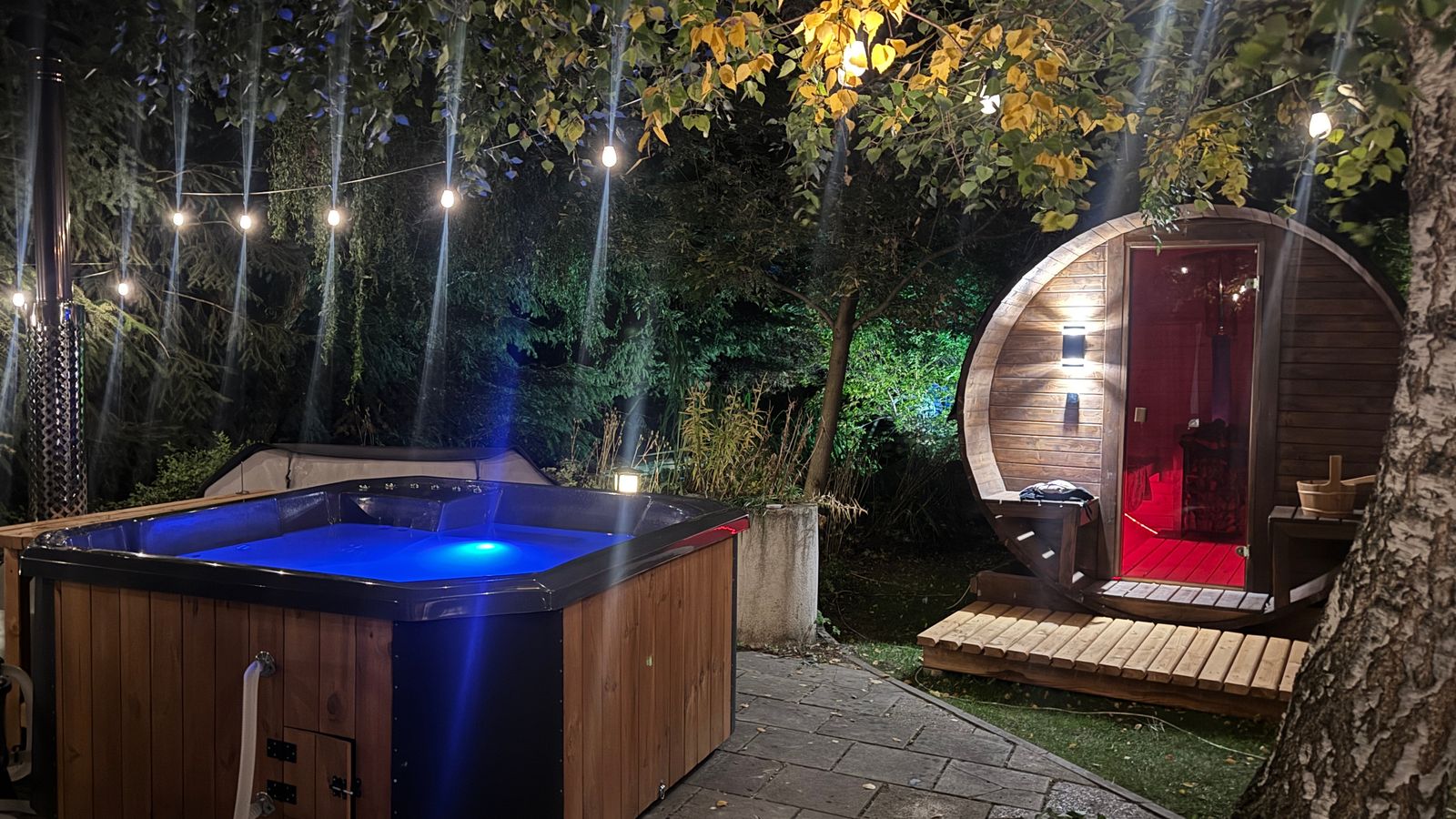 Sauna Beczka i balia z podświetleniem wieczorem w ogrodzie