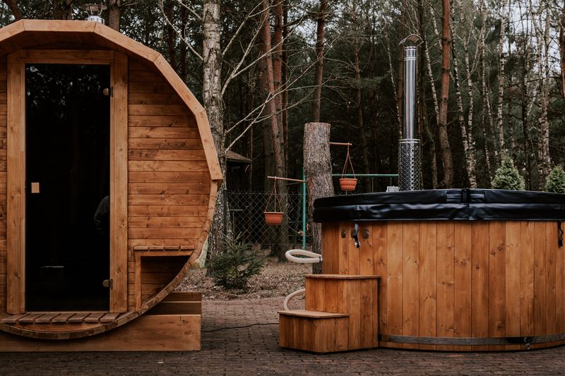 Sauna Beczka i balia okrągła WarmEscape razem w ogrodzie