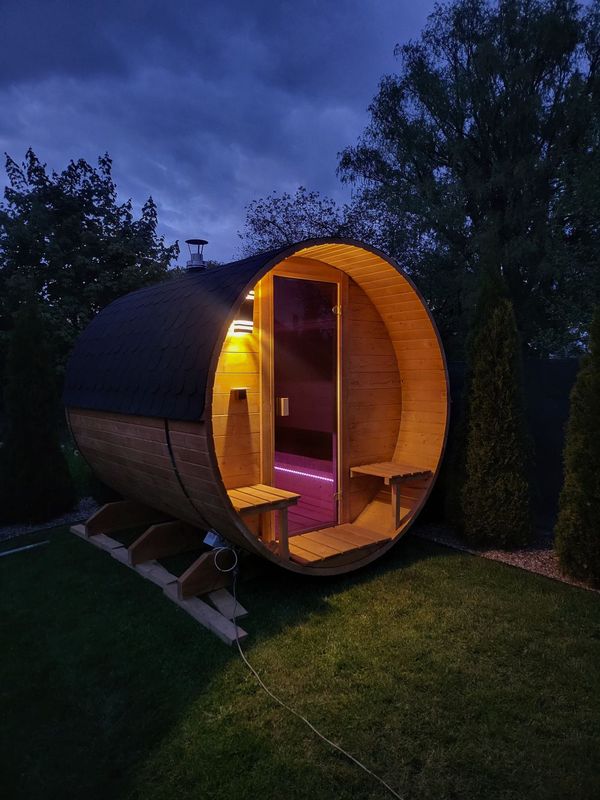 Sauna beczka WarmEscape o zmierzchu