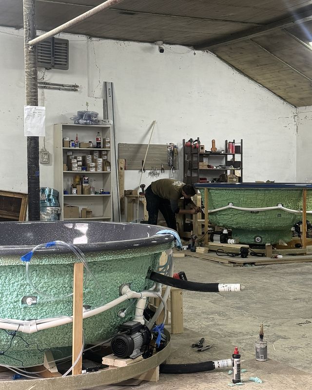 Dwie balie w trakcie montażu instalacji w warsztacie WarmEscape