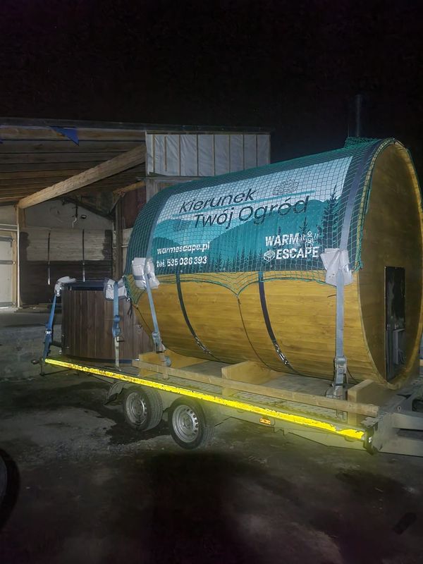 Sauna Beczka i balia na przyczepie, zabezpieczone pasami do nocnego transportu