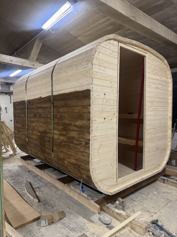 Sauna Quadro w warsztacie WarmEscape, dolna część obudowy pokryta ciemnym impregnatem