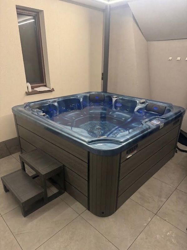 Jacuzzi Jånkkö zamontowane w pomieszczeniu, na płytkach, WarmEscape