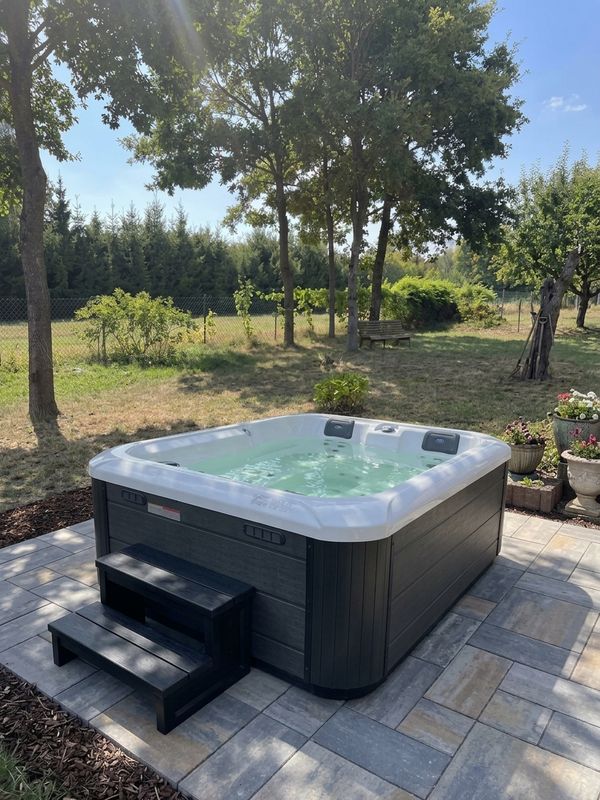 Jacuzzi Pablitto w ogrodzie, realizacja WarmEscape