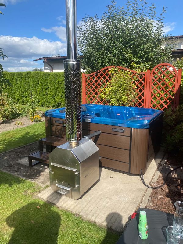Jacuzzi WarmEscape z dodatkowym piecem zewnętrznym na drewno