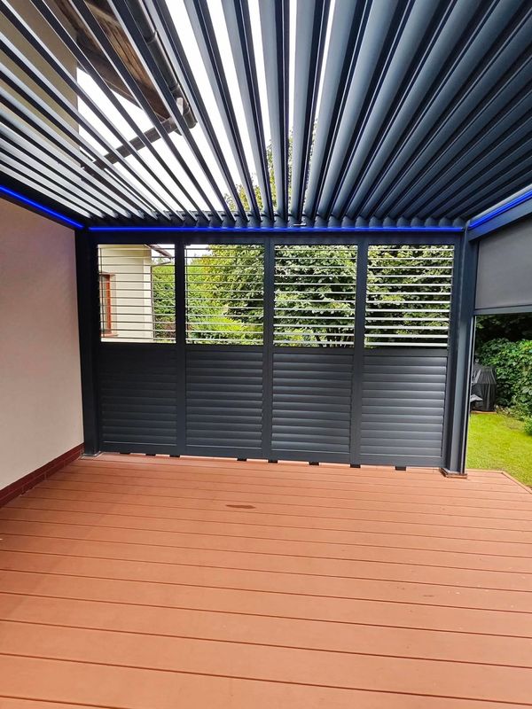 Pergola Kotoba od środka: żaluzje boczne z regulowanymi lamelami i podświetlenie LED