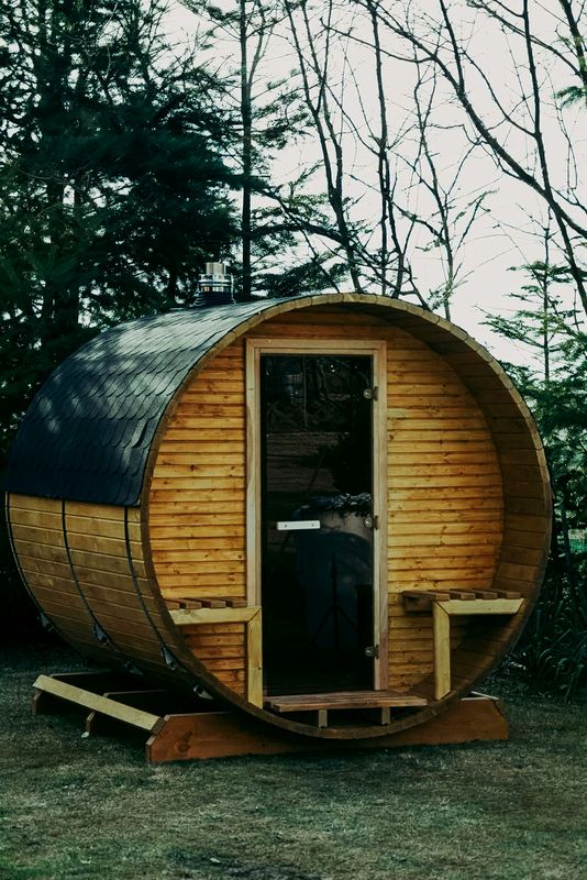 Sauna Beczka z otwartym przedsionkiem na tle drzew