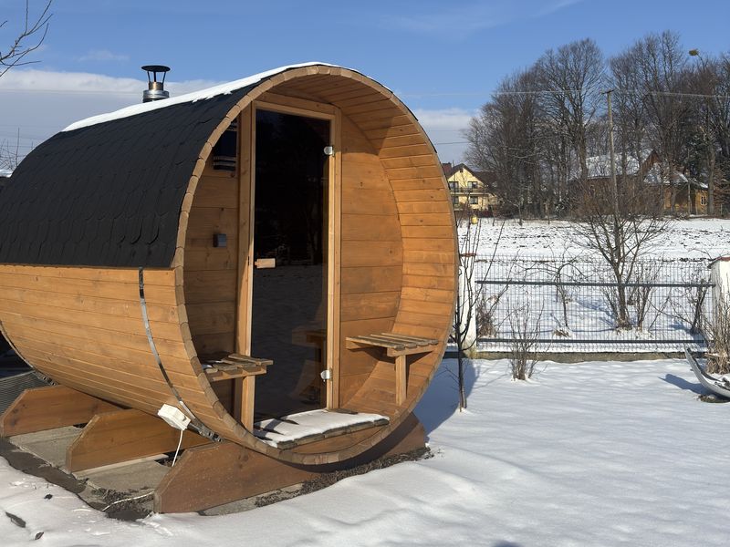 Sauna Beczka WarmEscape zimą, w słońcu