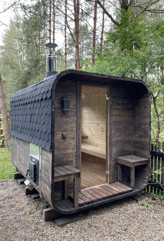Sauna Quadro z otwartym przedsionkiem wśród drzew